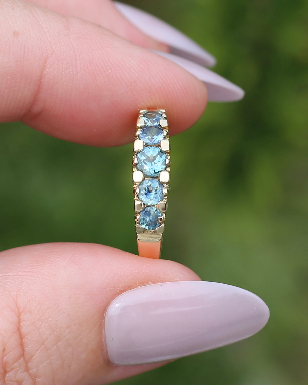 1.15ct Blue and Yellow Parti Sapphire Five Stone Ring in Angular Settings, 9ct Yellow Gold, size O or 7.25, 2.78g