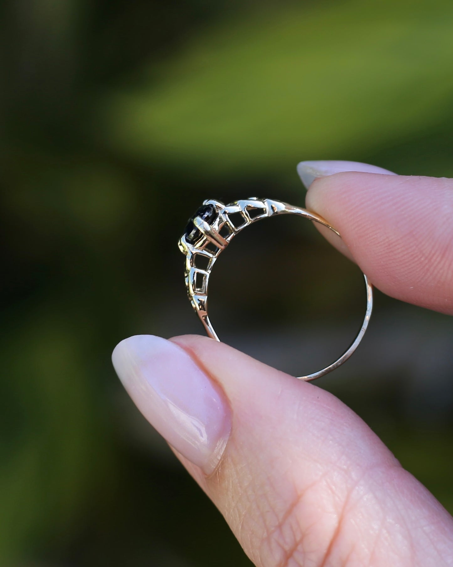 1.5ct Natural Australian Sapphire in 6 Claw Set Ring with Rope Detail Shoulders, 9ct Yellow Gold, size 8 or Q, 1.79g