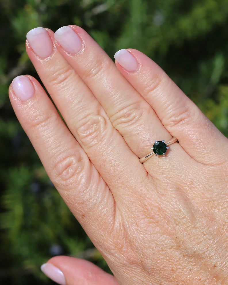 1.1ct Tsavorite Green Garnet in 6 Claw Solitaire Ring, Sterling Silver, size N or 6.75, 1.85g