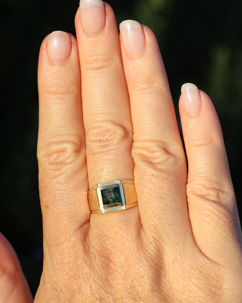 Circa 1950s 2.05ct Natural Unheated Parti Sapphire Signet Ring, 18ct Yellow Gold, size T1/2 or just under 10, 6.59g