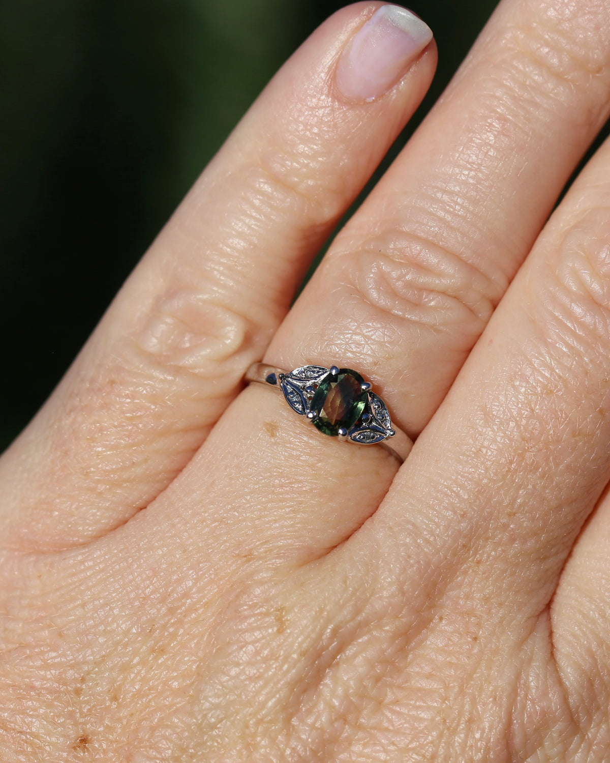 0.8ct Parti Sapphire and Single Cut Diamond Ring, 9ct White Gold, size N or just over 6.5, 2.00g