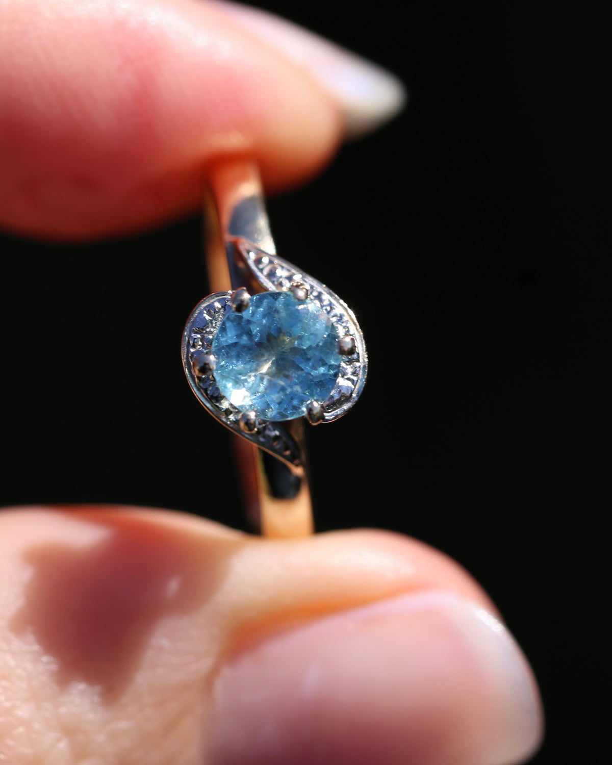 0.85ct Apatite Solitaire in Mixed Metal Solitaire, 9ct Yellow and White Gold, size 7.5 or just over O1/2, 2.1g