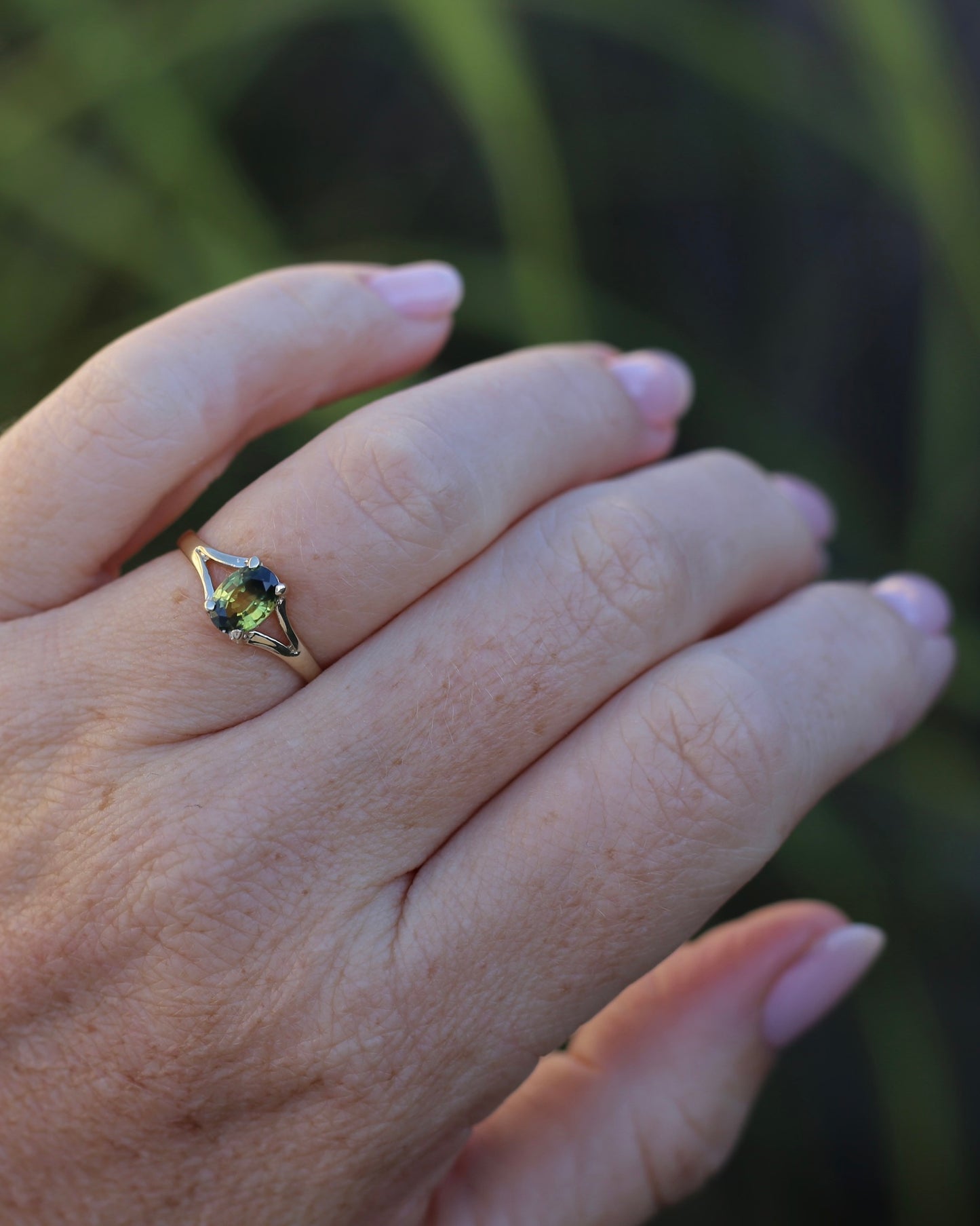 1.15ct Oval Parti Sapphire Split Shoulder Solitarie Ring, 9ct Yellow Gold, size O1/2 or 7.5, 1.59g