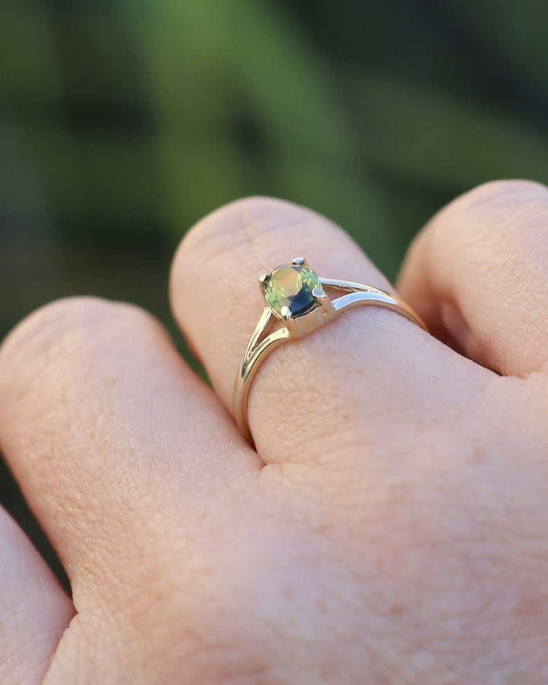 1.15ct Oval Parti Sapphire Split Shoulder Solitarie Ring, 9ct Yellow Gold, size O1/2 or 7.5, 1.59g