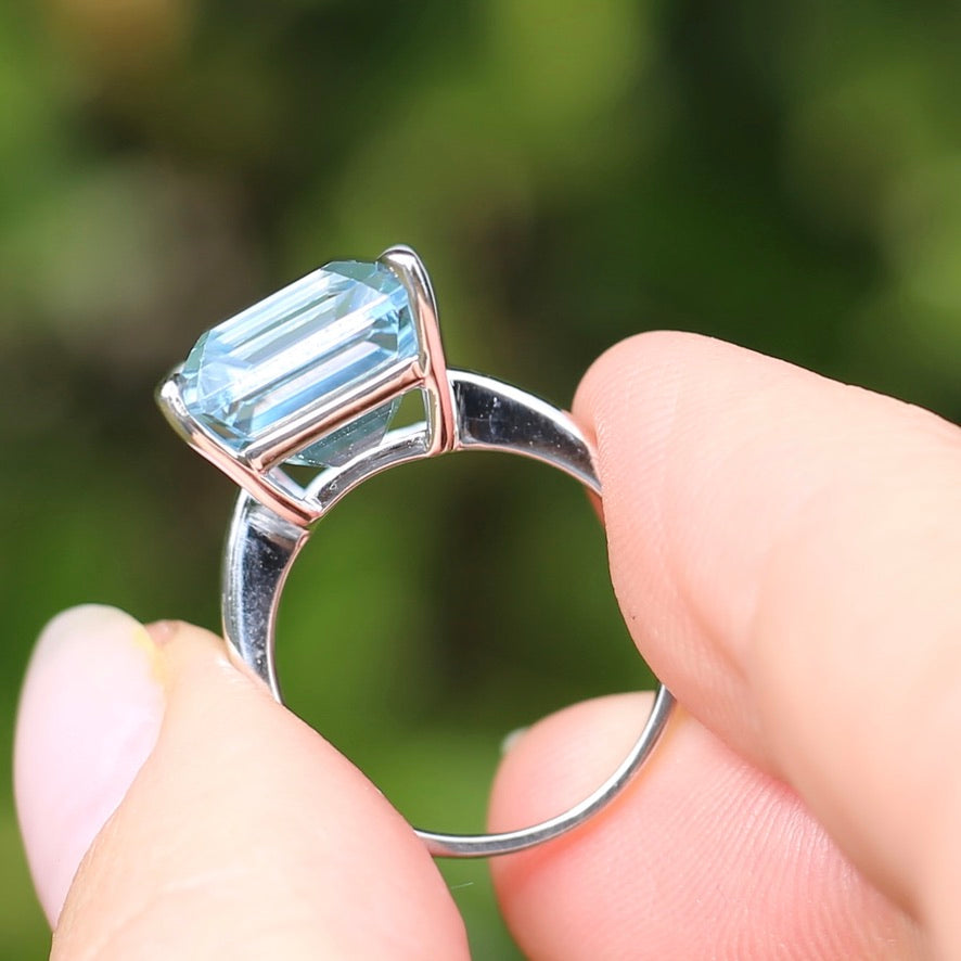 Stunning 15.41ct Emerald Cut Blue Topaz in 14ct White Gold Ring, size L or 5.5