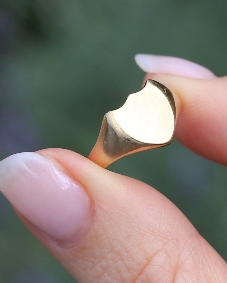 Vintique 15ct Shield Signet Ring, size L1/2 or just over 6, might feel half a size smaller due to width, 3.47g