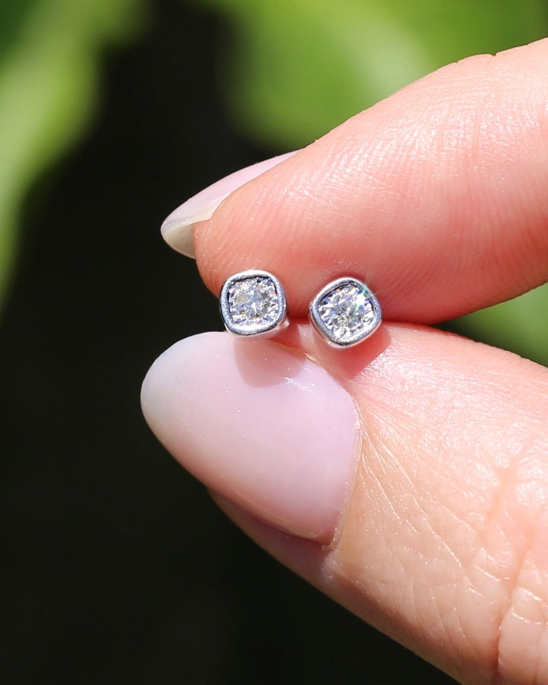 Cushion Shaped Illusion Set Round Cut Natural Diamonds, 9ct and 10ct White Gold, 1.05g