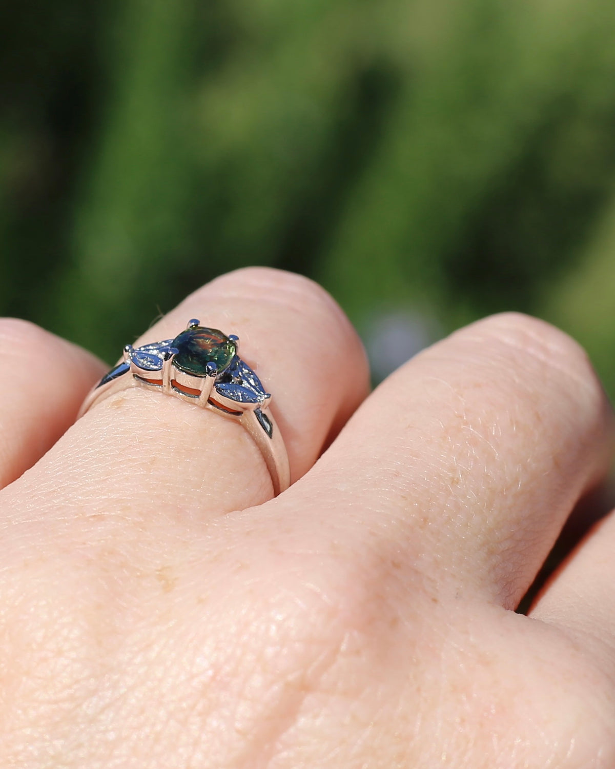 0.8ct Parti Sapphire and Single Cut Diamond Ring, 9ct White Gold, size N or just over 6.5, 2.00g