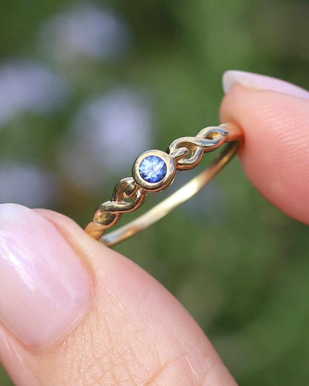 Bezel Set Bright Blue Sapphire Ring with Twisted Rope Shoulder Details, size 9.5 or just over S1/2, 1.76g