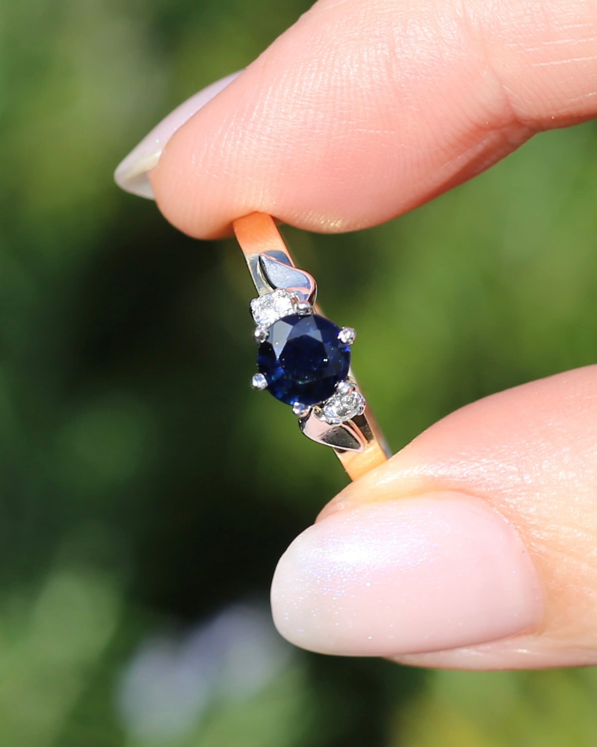 1ct Dark Blue Natural Sapphire with White Side Stones, 9ct Yellow and White Gold, size 9 or S, 2.23g