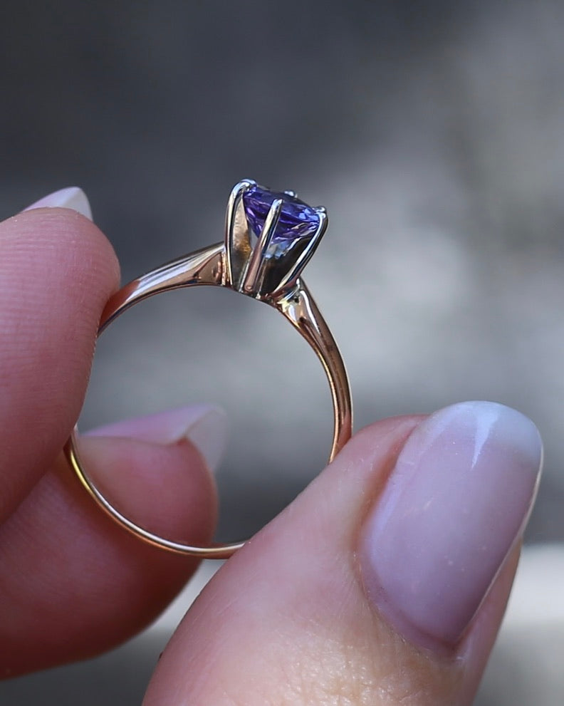 1ct Natural Tanzanite 6 Claw Ring, 10ct Rose and White Gold, size N1/2 or just under 7, 2.49g