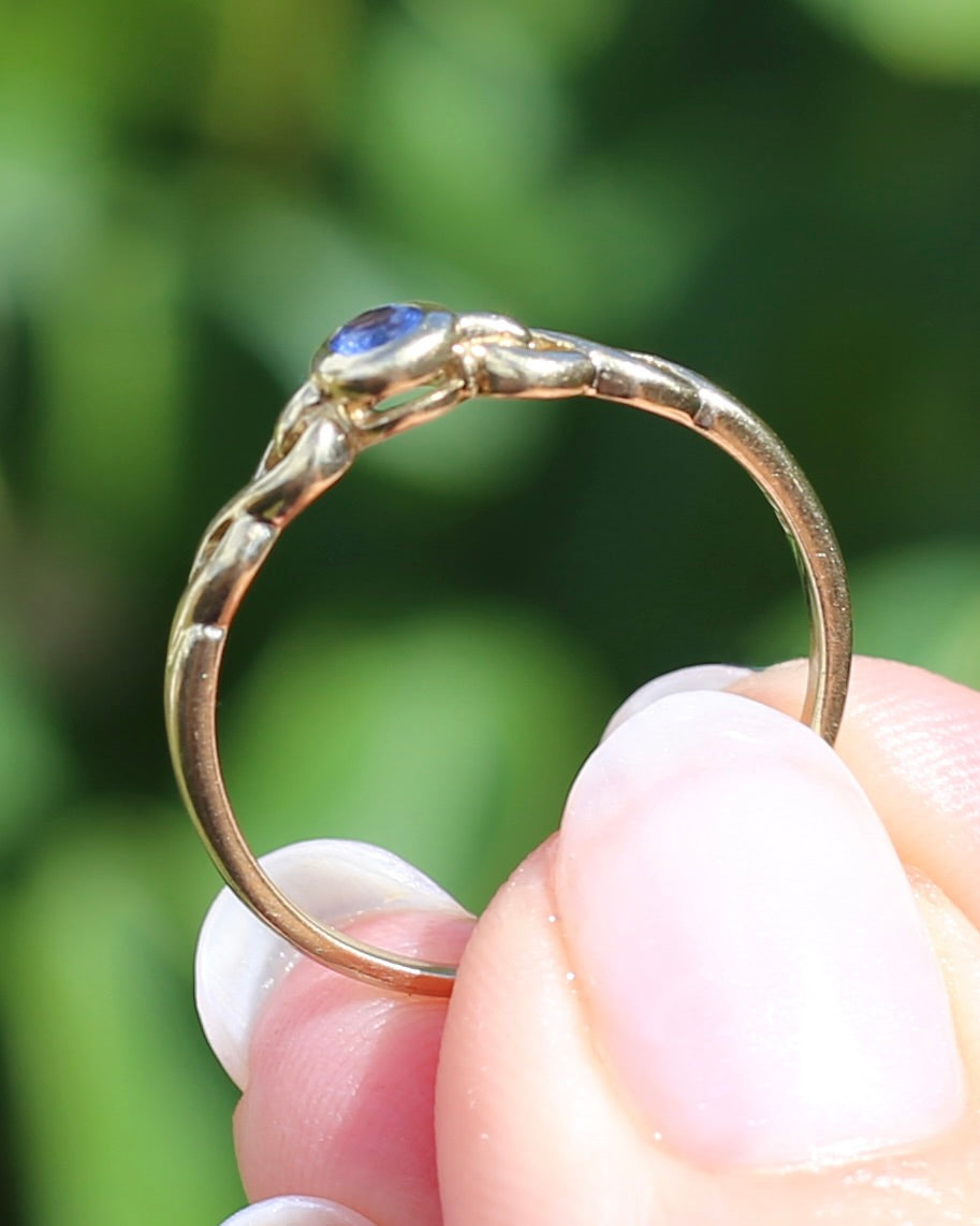 Bezel Set Bright Blue Sapphire Ring with Twisted Rope Shoulder Details, size 9.5 or just over S1/2, 1.76g