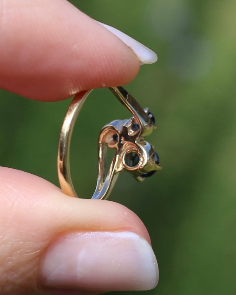 Asymetric Trilogy Blue Sapphire Ring, 9ct Yellow Gold, size K or 5.5, 2.1g