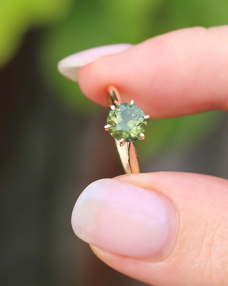 1.38ct Deep Yellowish Green Sapphire 6 Claw Ring, 14ct Yellow Gold, size 7 or just under O, 1.62g, with valuation