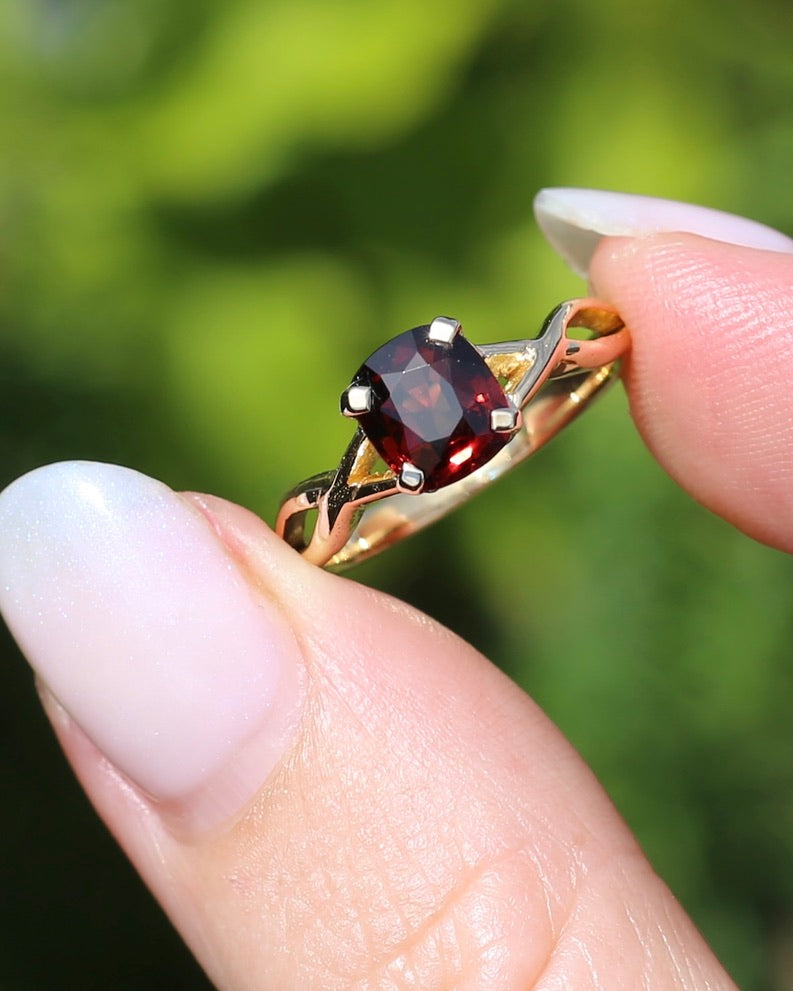 1.35ct Cushion Cut Deep Red Natural Spinel, 18ct Yellow Gold, size M1/2 or just under 6.5, 3.75g