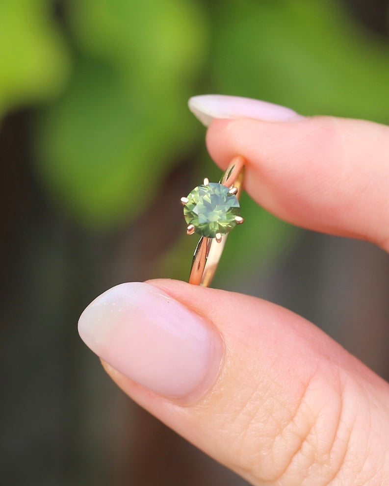 1.38ct Deep Yellowish Green Sapphire 6 Claw Ring, 14ct Yellow Gold, size 7 or just under O, 1.62g, with valuation