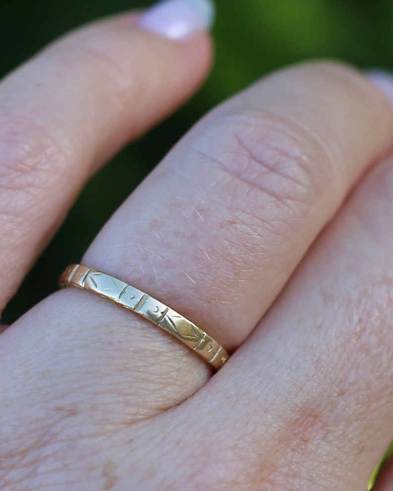 Early Australian "APEX" Patterned Wedder by Rodd and co., 18ct Yellow Gold, size O or 7.25, 2.3g