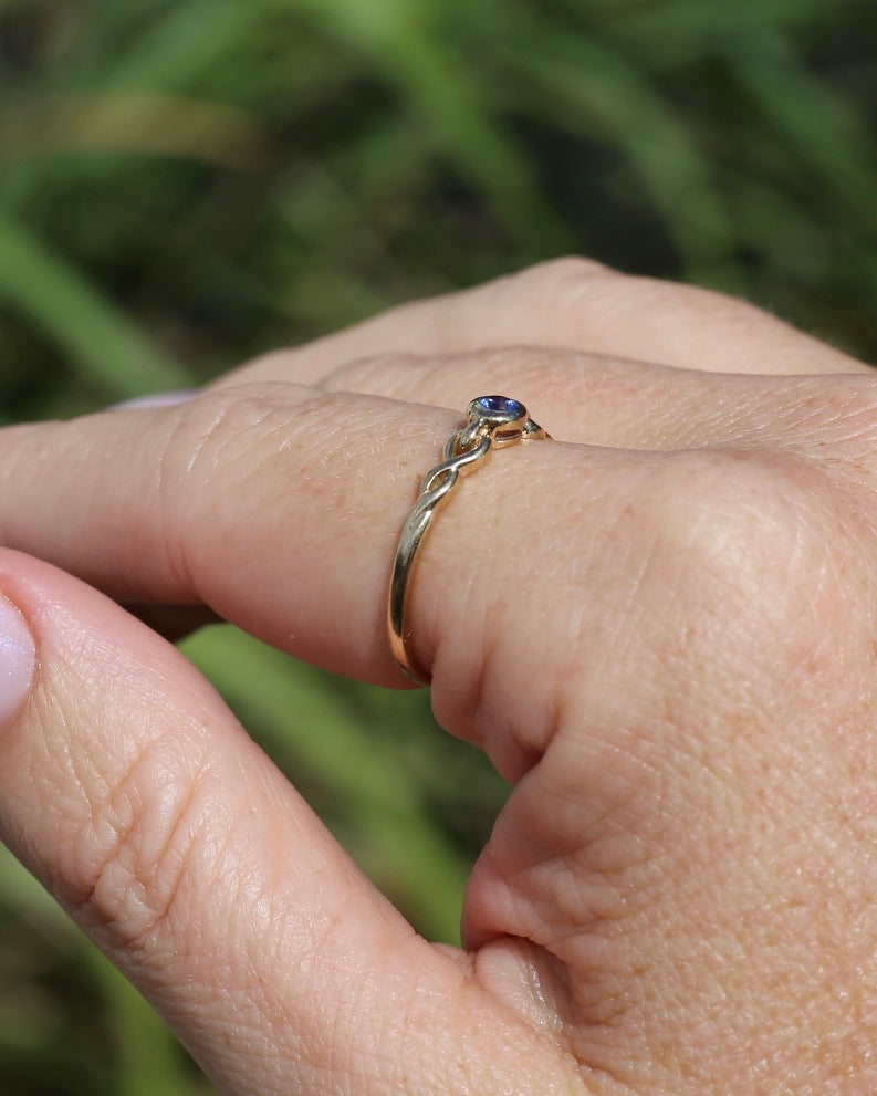 Bezel Set Bright Blue Sapphire Ring with Twisted Rope Shoulder Details, size 9.5 or just over S1/2, 1.76g