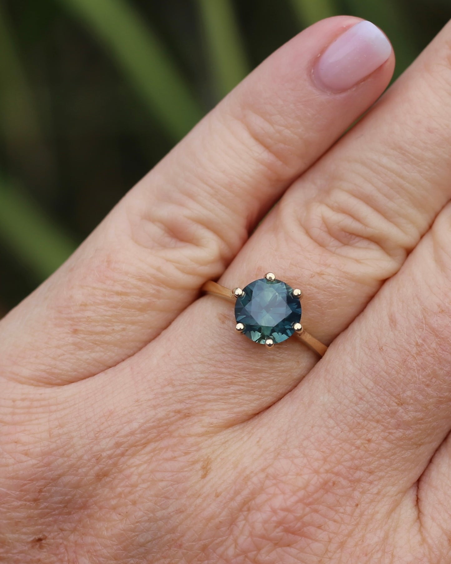 2.95ct Unheated Parti Sapphire Solitaire, 9ct Yellow Gold, size O or 7.5, 3.05g