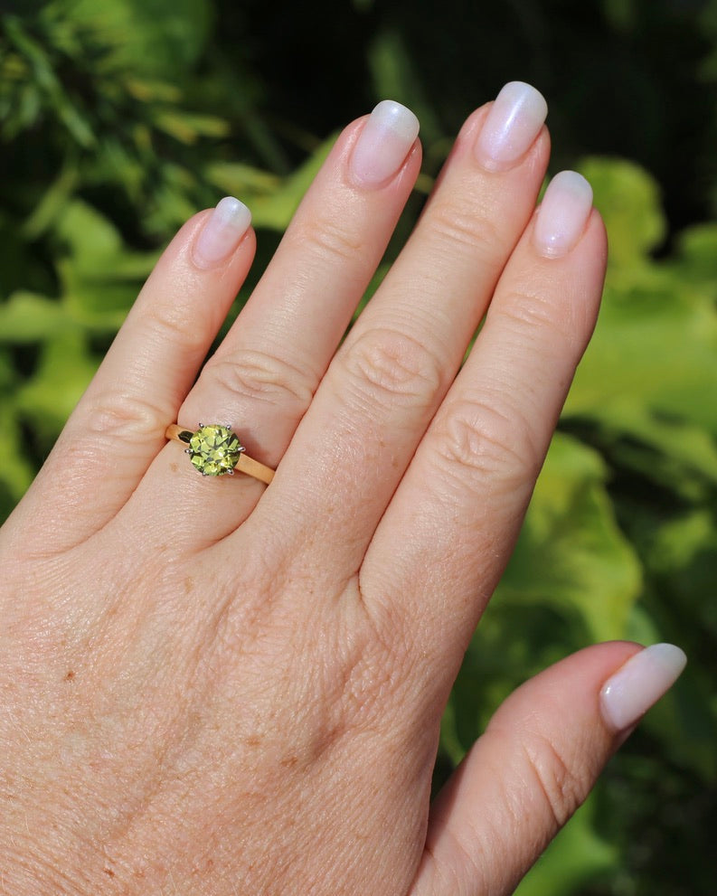 Breathtaking 2.59ct Natural Greenish Yellow Sapphire in Vintage 6 claw Mixed Metal 14ct Gold, 14ct White and Yellow Gold, size O or just over 7, 3.61g, with valuation