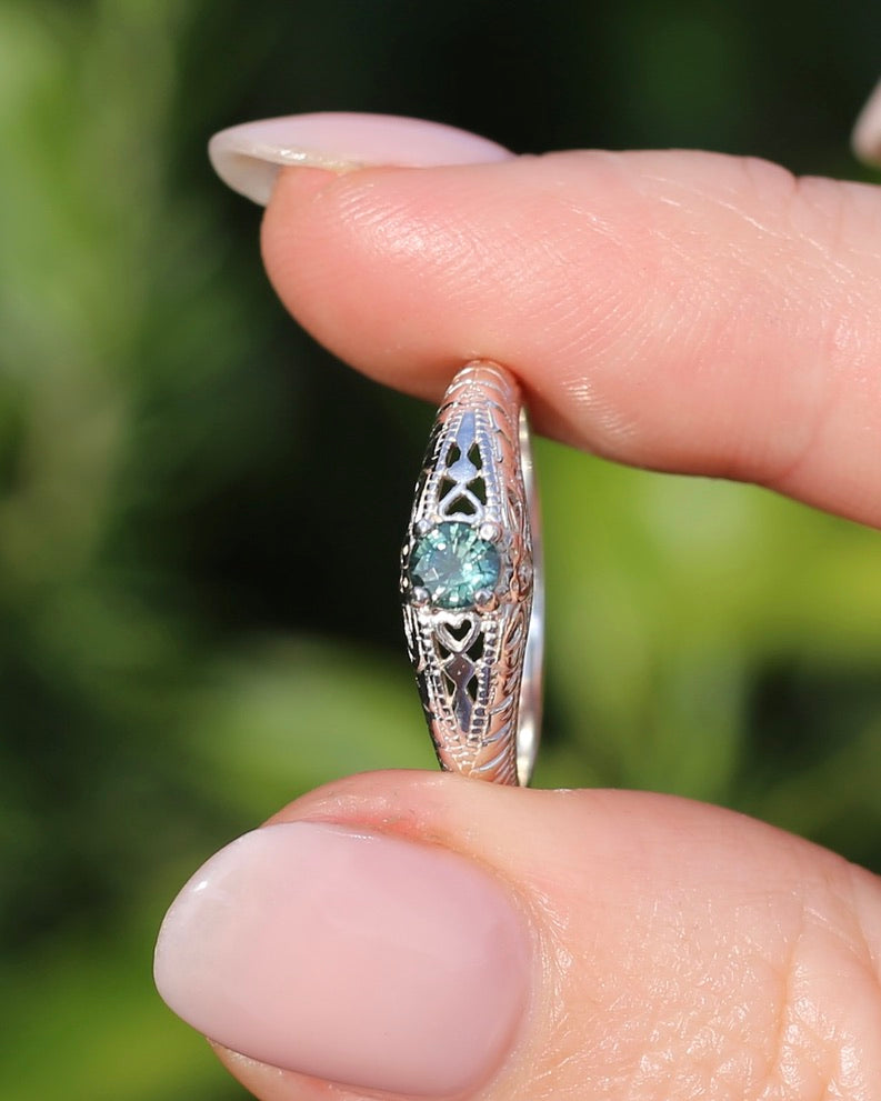 0.4ct Parti Sapphire Solitaire, Silver Filigree Ring, size N1/2 or 7, 2.6g