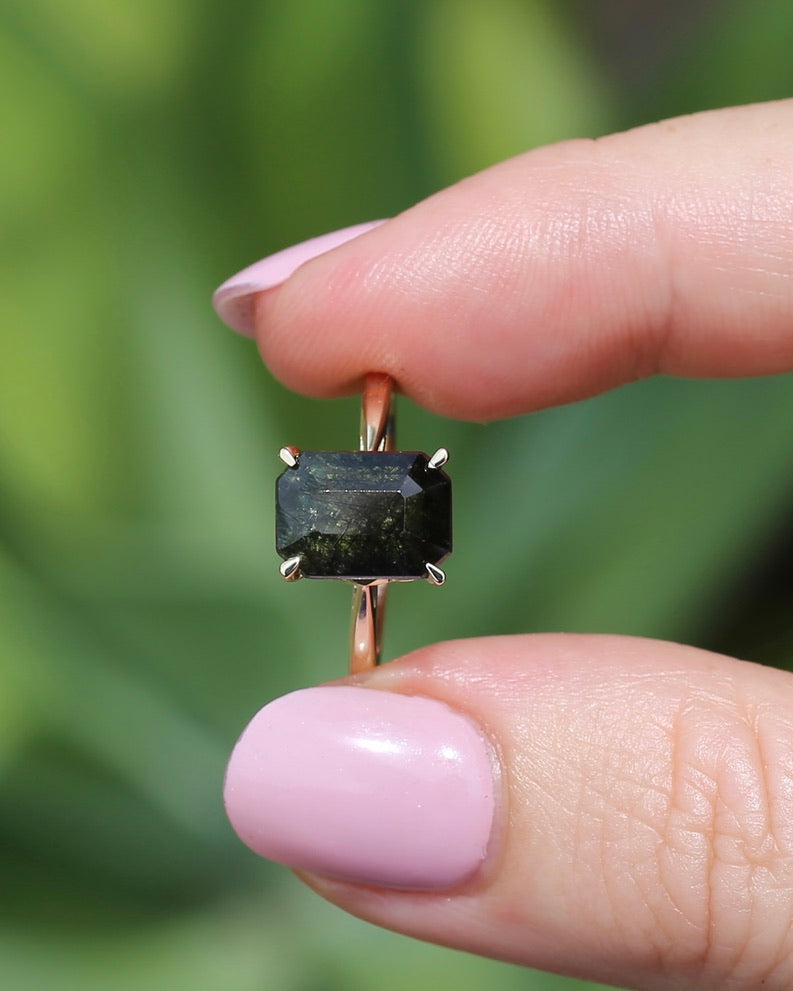 Unique Emerald Cut Ludwigite Peridot Ring, 4 claw, 9ct Yellow Gold, size O or 7.25, 2.87g