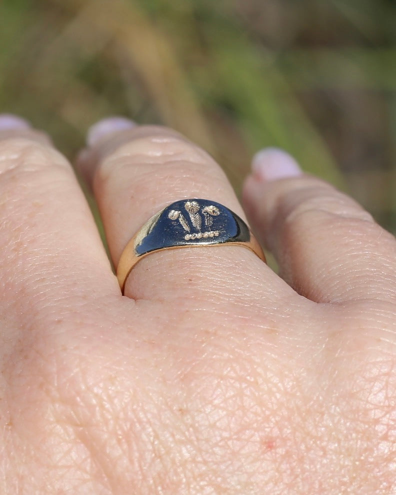 1984 Made Hand Carved Welsh Feather Signet Ring, 9ct Yellow Gold, size Q or just over 8, 2.45g