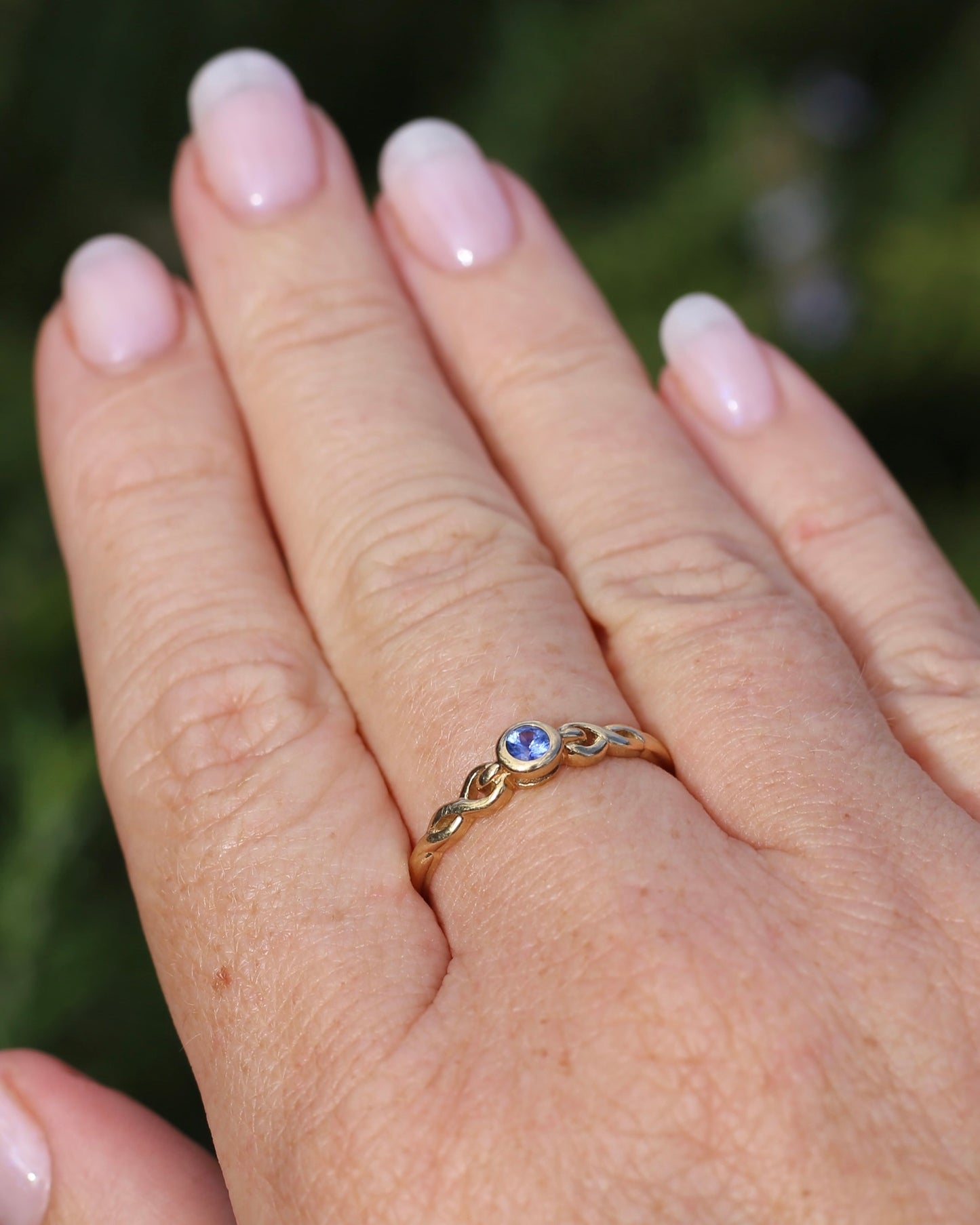 Bezel Set Bright Blue Sapphire Ring with Twisted Rope Shoulder Details, size 9.5 or just over S1/2, 1.76g