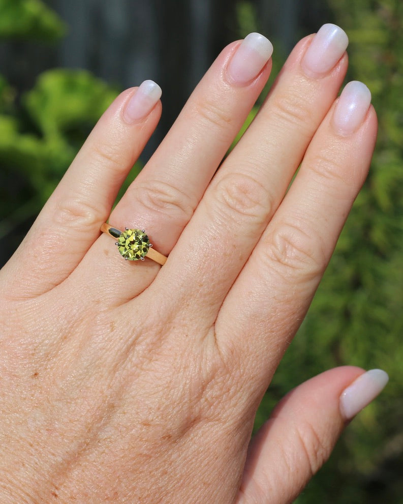 Breathtaking 2.59ct Natural Greenish Yellow Sapphire in Vintage 6 claw Mixed Metal 14ct Gold, 14ct White and Yellow Gold, size O or just over 7, 3.61g, with valuation