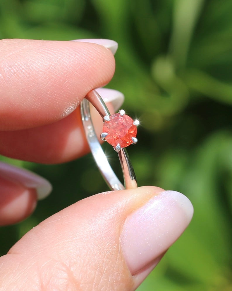 0.9ct Peach Spinel in 6 Claw Solitaire Ring, Sterling Silver, size Q1/2 or 8.25, 1.94g