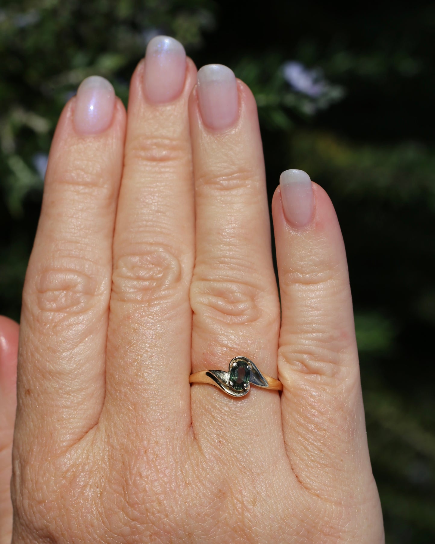0.6ct Oval Green Australian Sapphire Ring, 10ct Yellow Gold, size N or 6.75, 1.56g