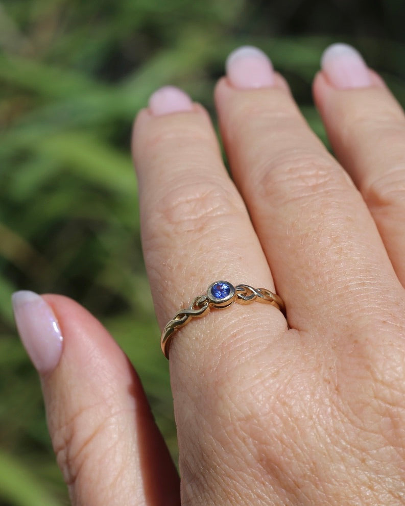 Bezel Set Bright Blue Sapphire Ring with Twisted Rope Shoulder Details, size 9.5 or just over S1/2, 1.76g