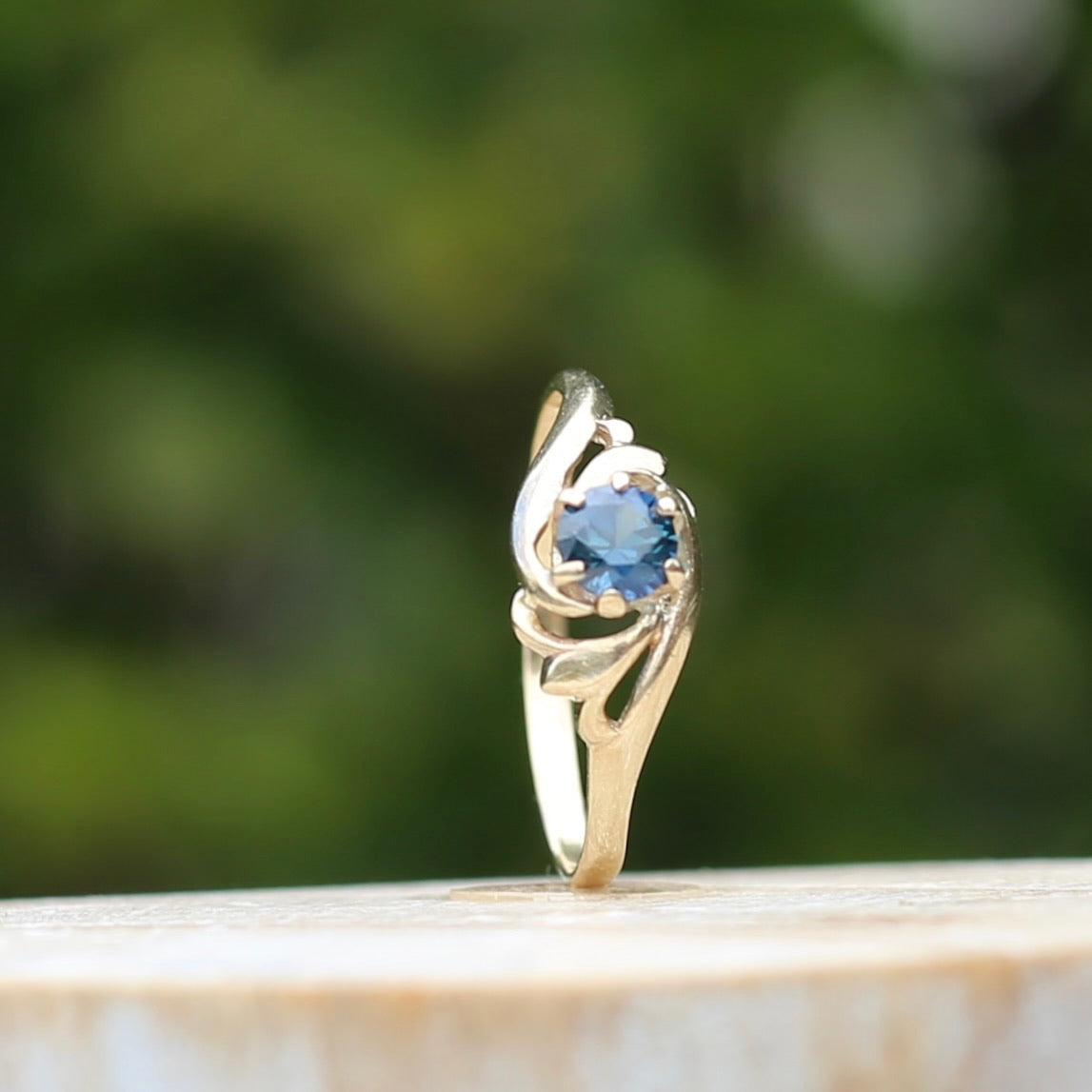 Peacock Parti Sapphire Ring, 9ct Yellow Gold, size 10 or U