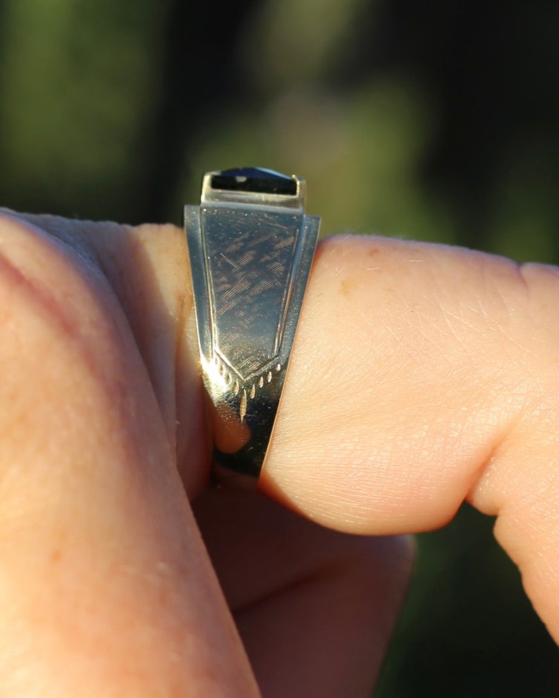 Circa 1950s 2.05ct Natural Unheated Parti Sapphire Signet Ring, 18ct Yellow Gold, size T1/2 or just under 10, 6.59g