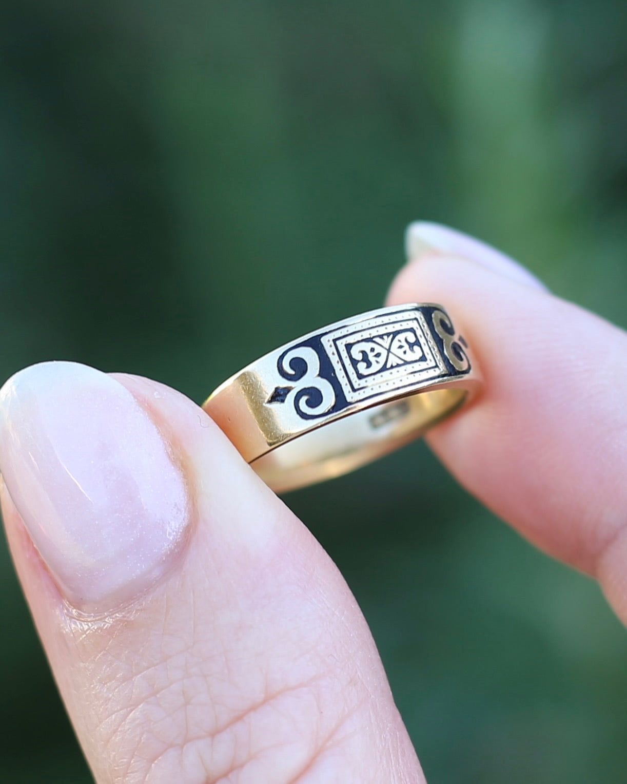 Antique Early Australian J. M. Wendt Enamel Set Band, 18ct Yellow Gold, size N or just over 6.5 (fits more like an M-M1/2 due to width)