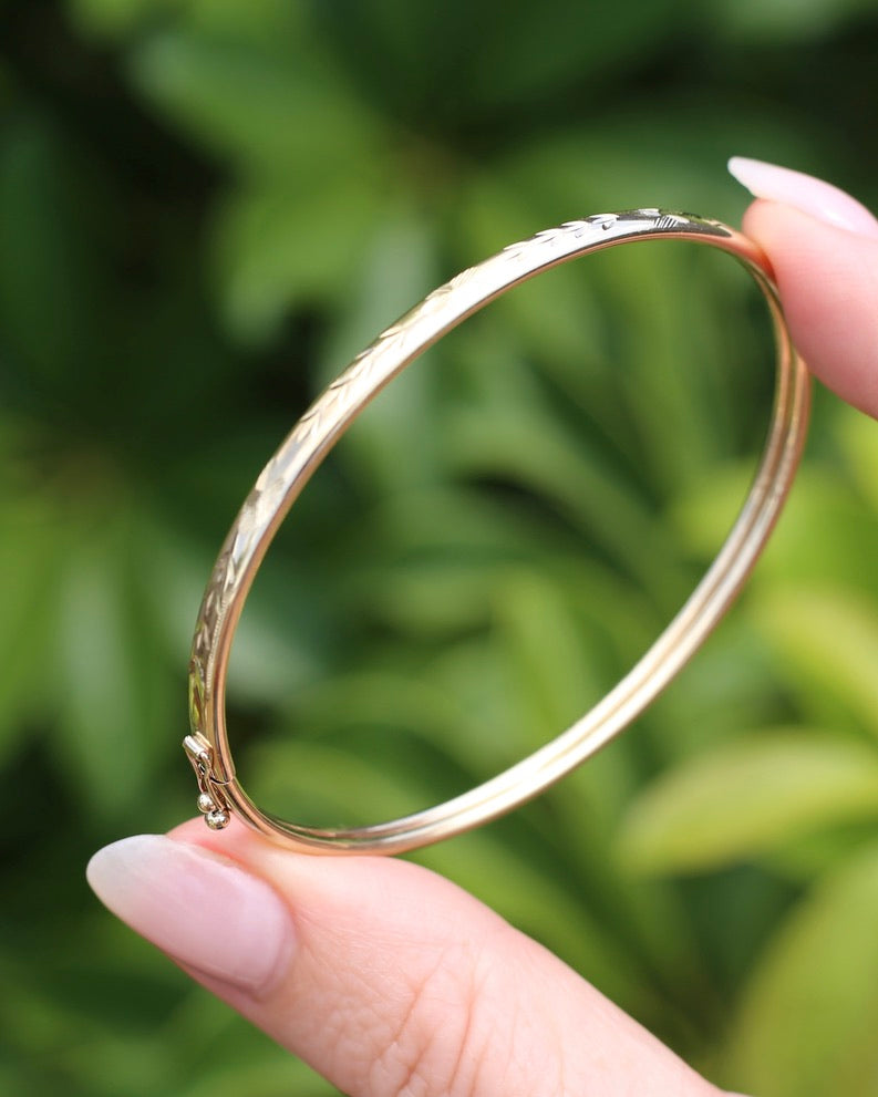 Decorative Engraved Oval 9ct Coil Bangle with Safety Clasp, British Made, 9ct Yellow Gold,4.41g
