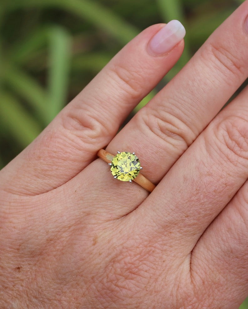 Breathtaking 2.59ct Natural Greenish Yellow Sapphire in Vintage 6 claw Mixed Metal 14ct Gold, 14ct White and Yellow Gold, size O or just over 7, 3.61g, with valuation
