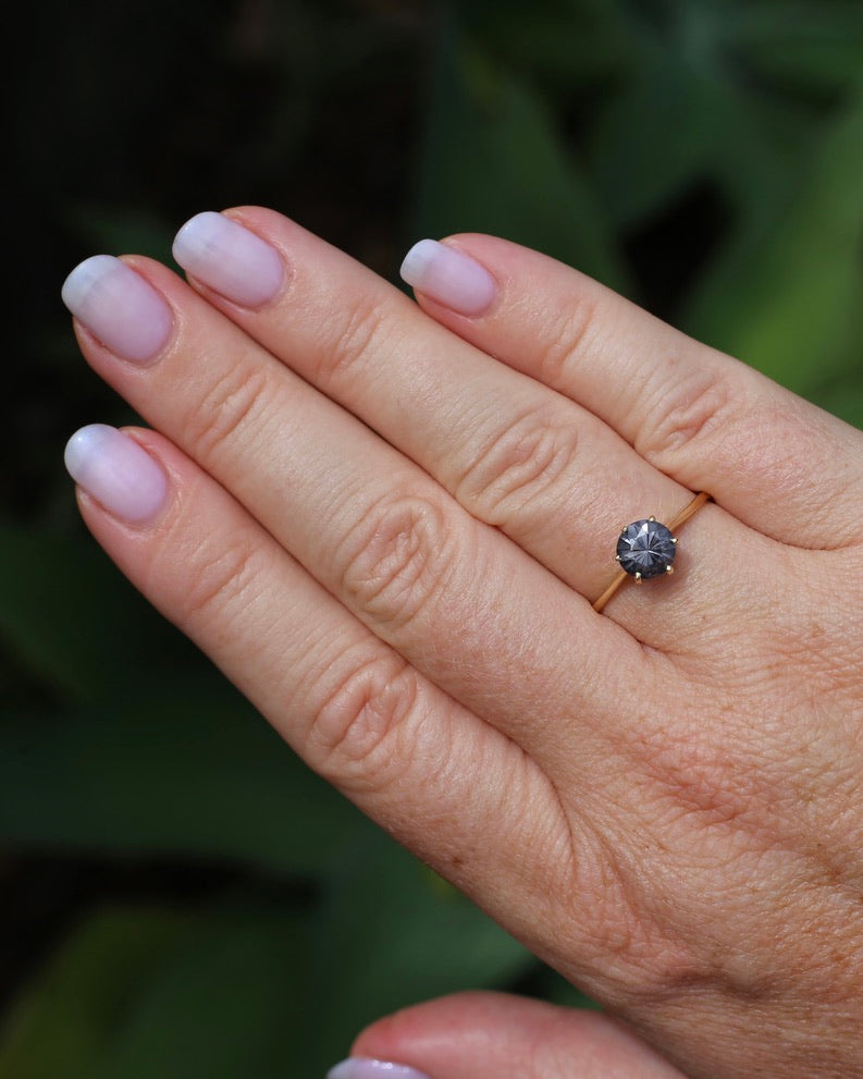 1.35 Lavender Grey Spinel Solitaire, 6 Claw setting, 9ct Yellow Gold, size 9.75 or just over T, 1.72g