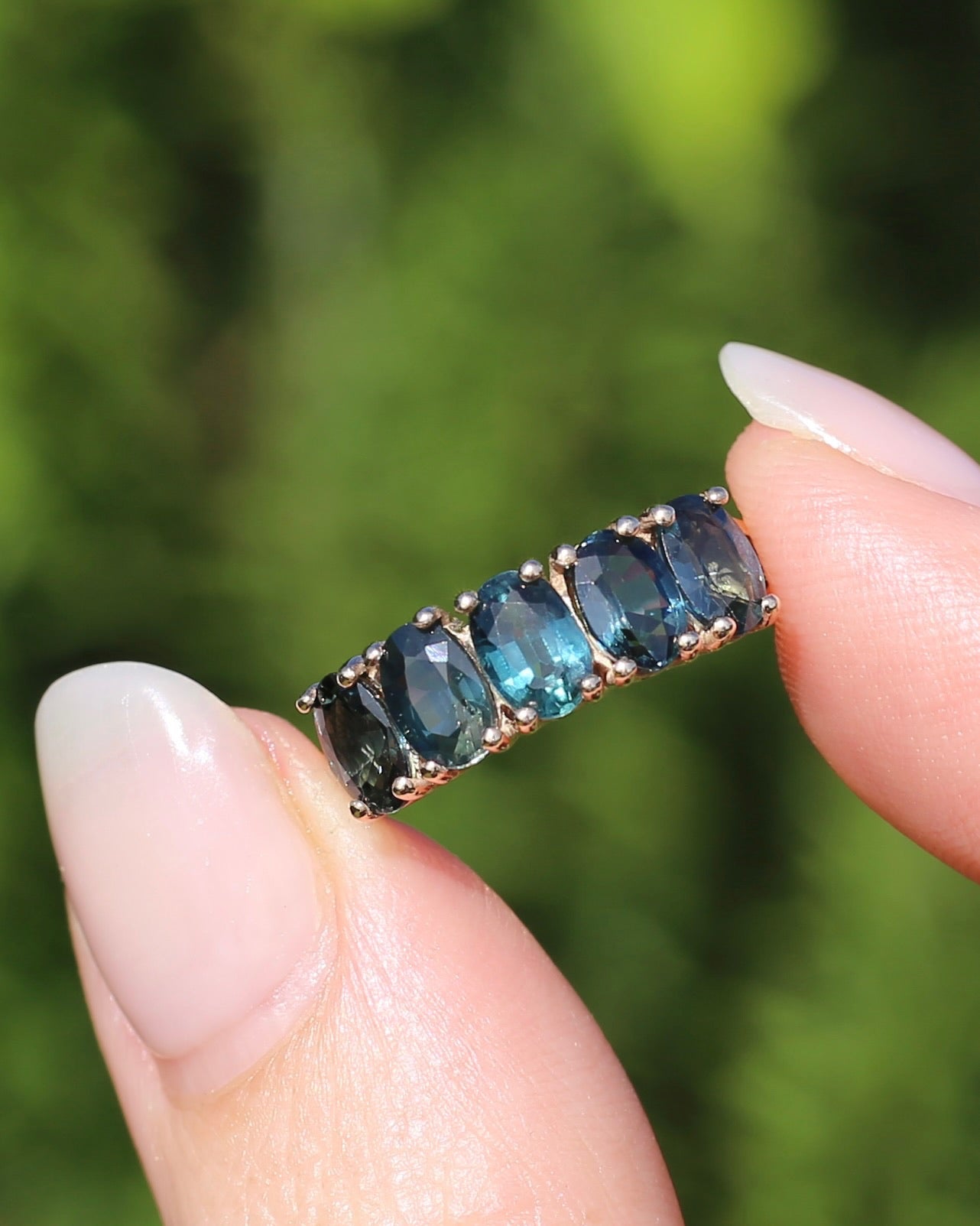 Vintage 3.25ct Five Stone Parti Sapphire Ring, 9ct Yellow Gold, size O1/2 or 7.5 with valuation, 3.05g