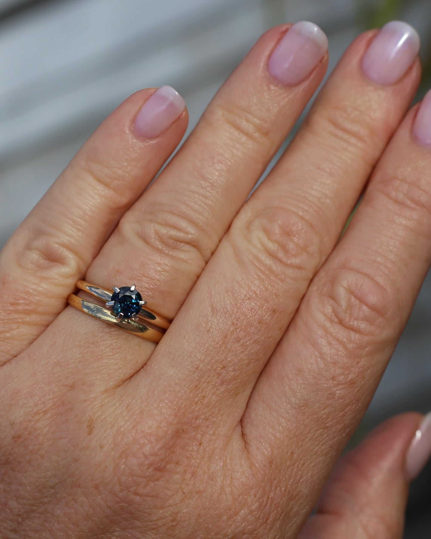 0.8ct Natural Teal Blue Sapphire in 14ct 6 Claw White Gold Setting on 14ct Yellow Gold Band, size N1/2 or just under 7, 2.51g