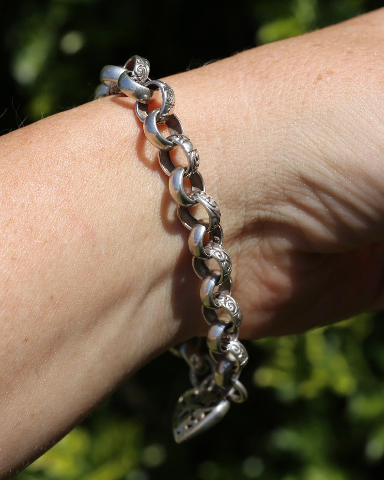 Alternating Plain and Patterened Belcher Bracelet with Filigree Heart Padlock, 19.2g