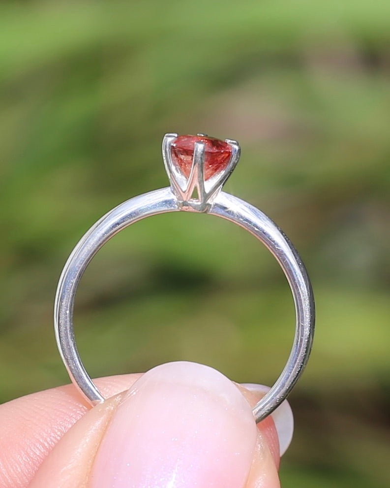 0.9ct Peach Spinel in 6 Claw Solitaire Ring, Sterling Silver, size Q1/2 or 8.25, 1.94g