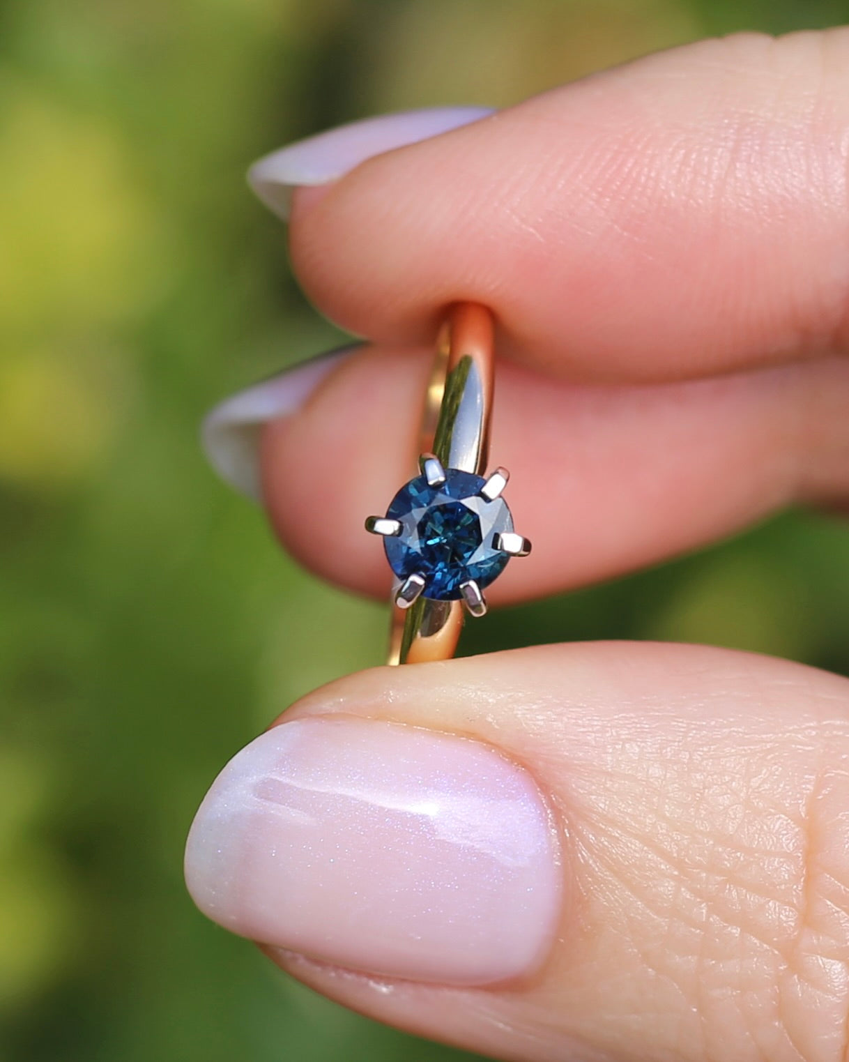0.8ct Natural Teal Blue Sapphire in 14ct 6 Claw White Gold Setting on 14ct Yellow Gold Band, size N1/2 or just under 7, 2.51g