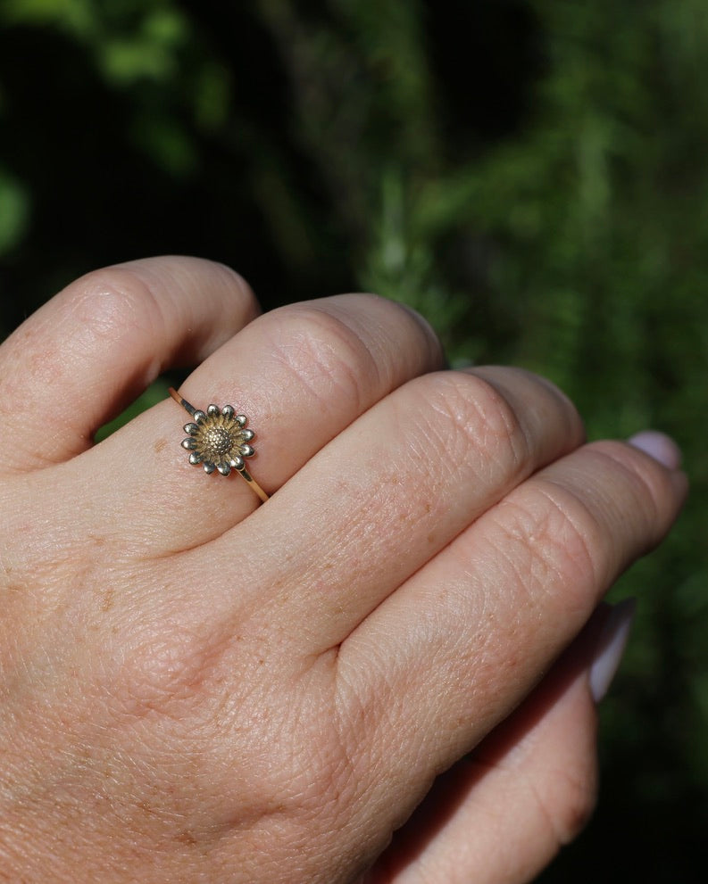 Dainty Sunflower Ring in 9ct Yellow Gold, size N1/2 or 7, 1.04g
