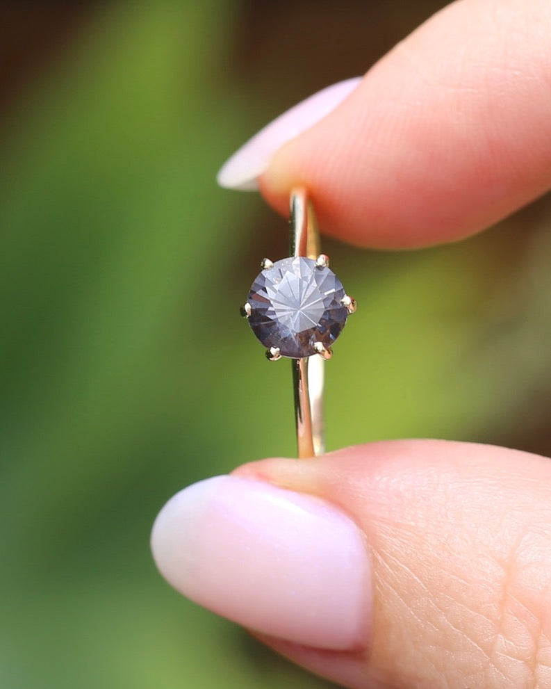 1.35 Lavender Grey Spinel Solitaire, 6 Claw setting, 9ct Yellow Gold, size 9.75 or just over T, 1.72g