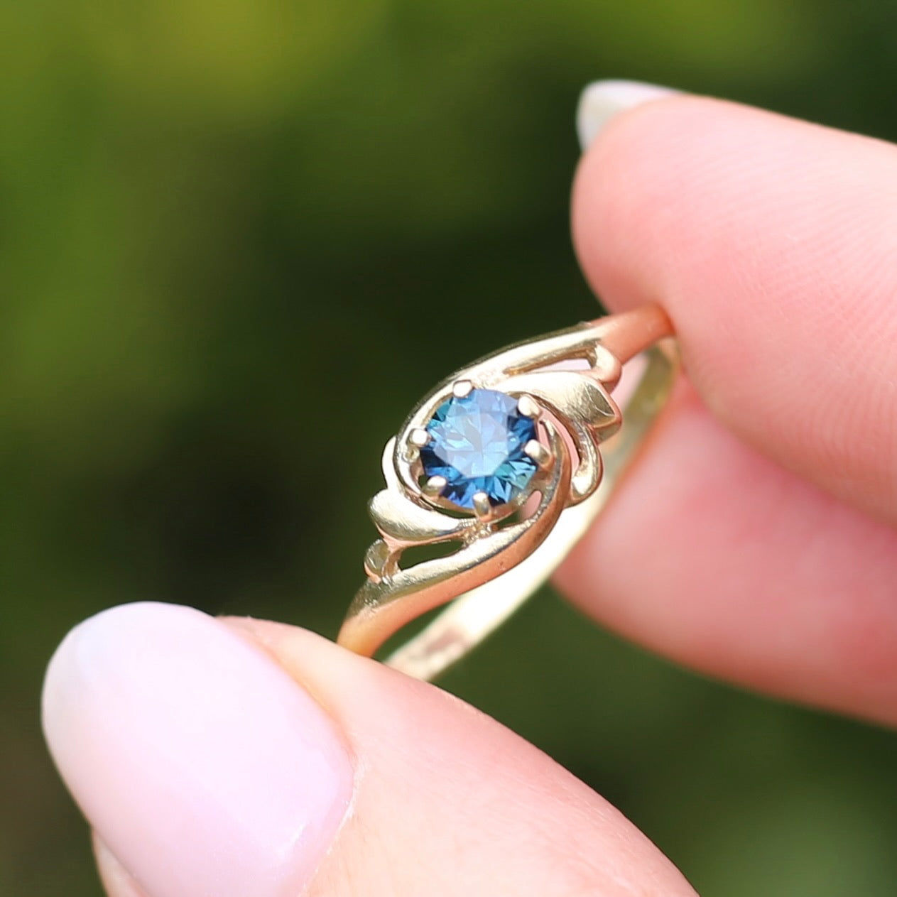 Peacock Parti Sapphire Ring, 9ct Yellow Gold, size 10 or U