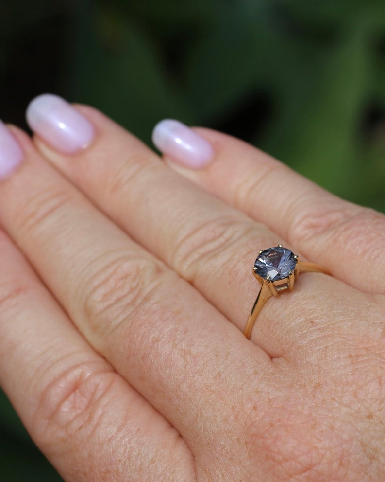 1.35 Lavender Grey Spinel Solitaire, 6 Claw setting, 9ct Yellow Gold, size 9.75 or just over T, 1.72g