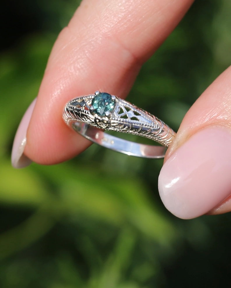 0.4ct Parti Sapphire Solitaire, Silver Filigree Ring, size N1/2 or 7, 2.6g