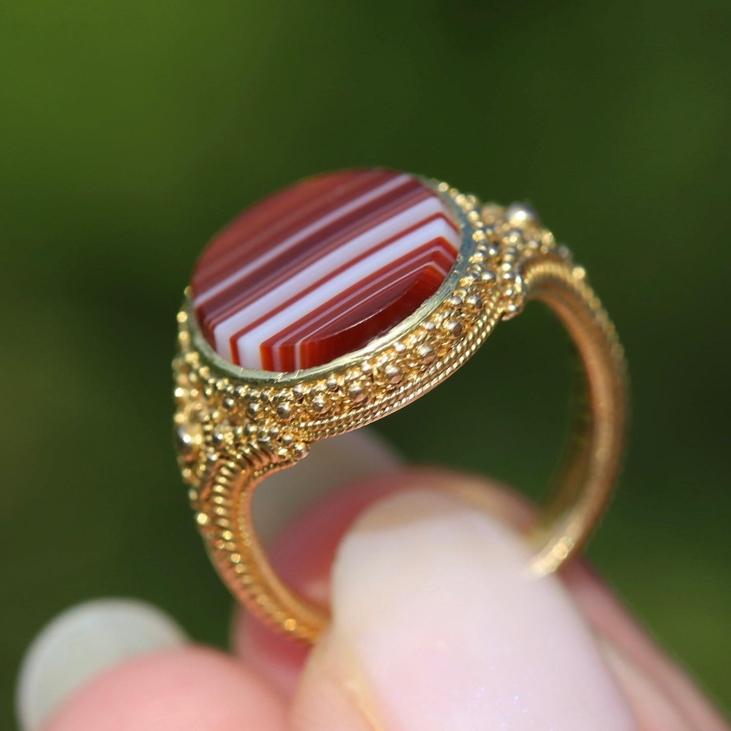 Mid Century Banded Agate in the Elaborate Scroll Detailed Floral Ring, 14ct Yellow Gold, size K1/2 or just under 5.5