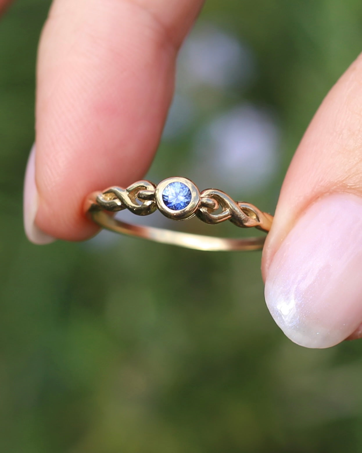 Bezel Set Bright Blue Sapphire Ring with Twisted Rope Shoulder Details, size 9.5 or just over S1/2, 1.76g